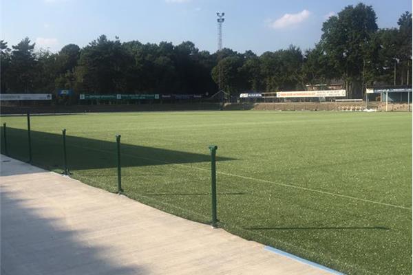 Aménagement 2 terrains de football synthétique, après 1 an remplacer le caoutchouc par du liège - Sportinfrabouw NV